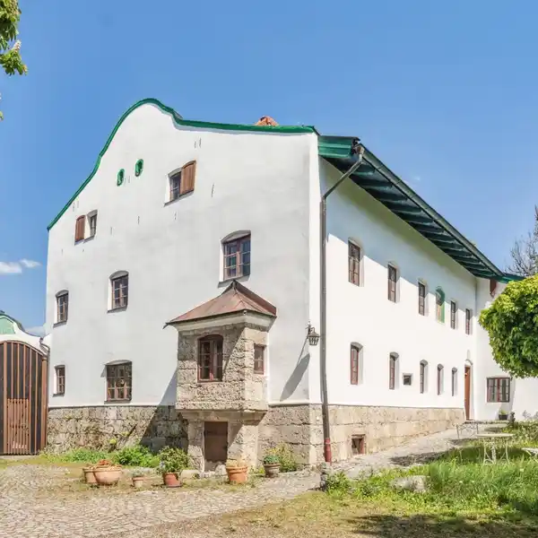 REFUGE FROM 1767 IN THE HEART OF THE VILLAGE