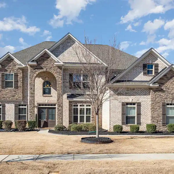 ELEGANT BRIGHT AND OPEN HOME