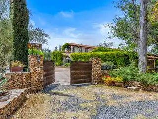 Tuscan Elegance in Santísima Trinidad