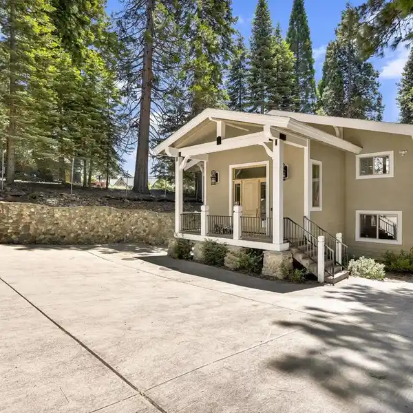 SPECTACULAR LAKEFRONT COMPOUND ON THE PENINSULA
