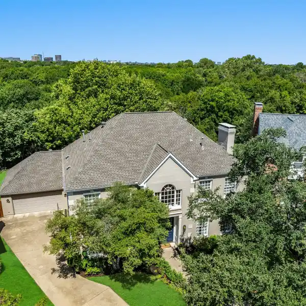TIMELESS ELEGANCE WITH EVERYDAY COMFORT IN LAKE HIGHLANDS