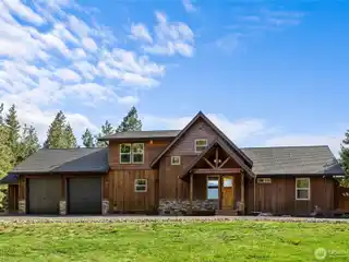 Comfortable Living on a Private Acre