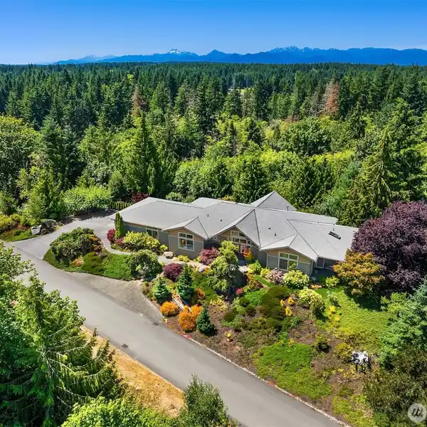 EXCEPTIONAL HOME IN KINGSTON'S WHITE HORSE GOLF COMMUNITY