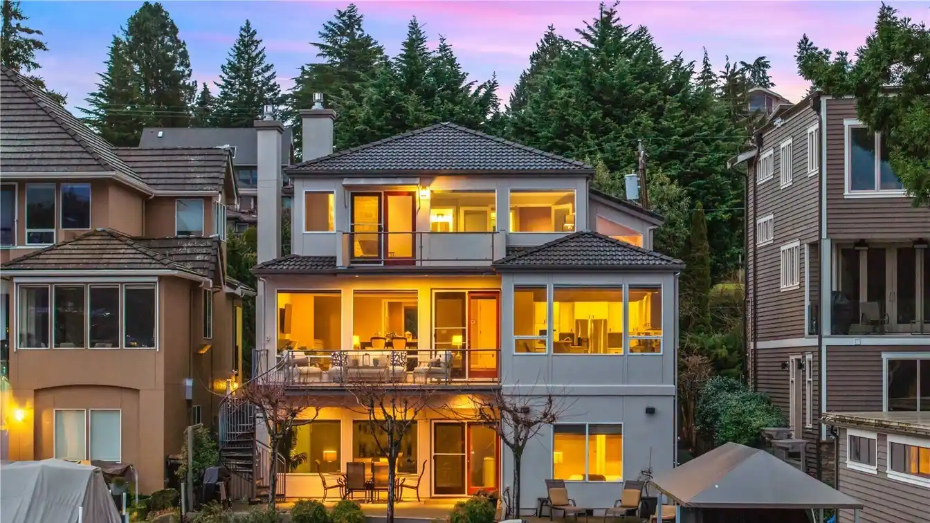 West-facing Lake Washington Retreat