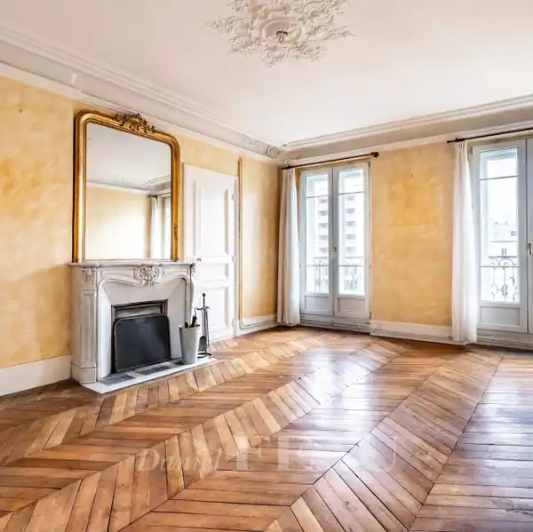ELEGANT FULL-FLOOR APARTMENT
