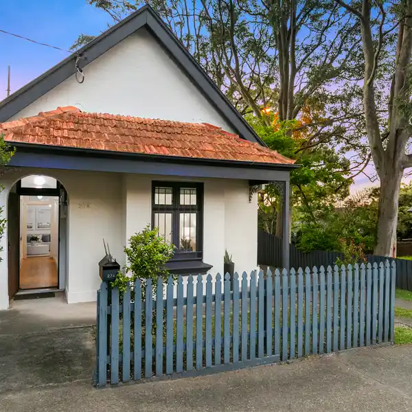 FREESTANDING COTTAGE FULL OF CHARACTER AND CHARM