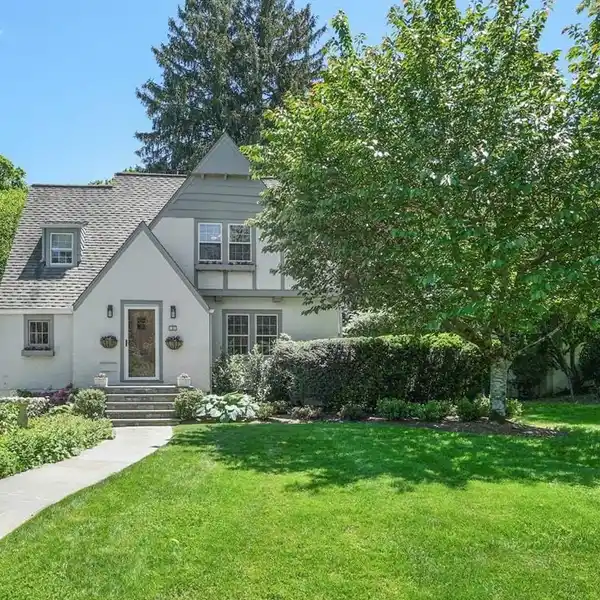BRIGHT AND BEAUTIFULLY EXPANDED TUDOR