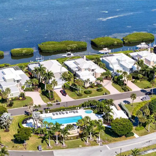 BAYFRONT BEAUTY WITH PRIVATE DOCK AND VIEWS