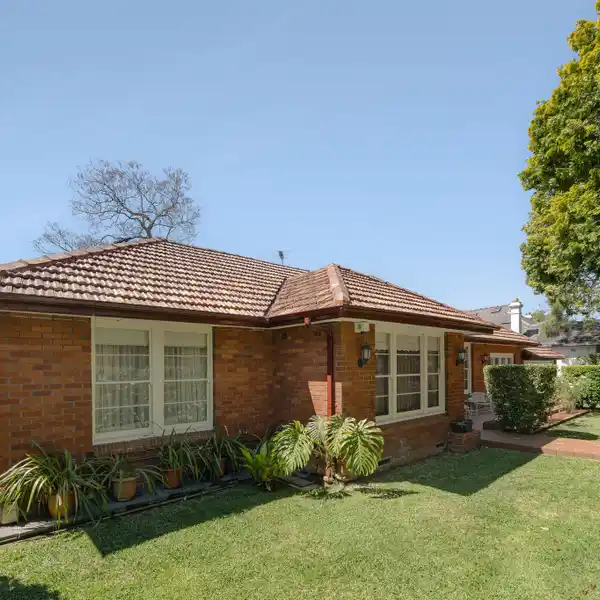 WARM AND INVITING TRADITIONAL SINGLE-LEVEL RESIDENCE