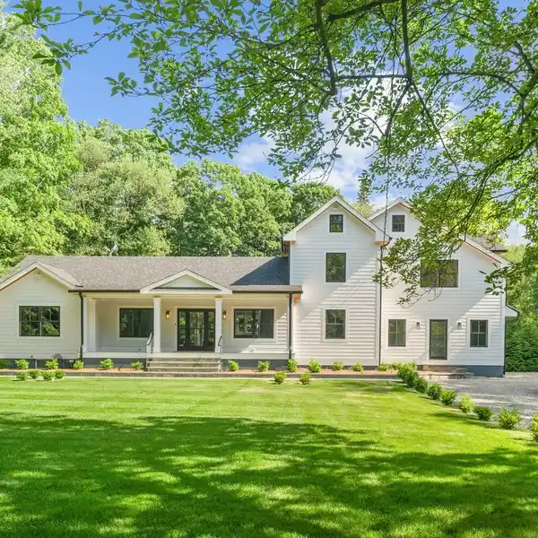 MODERN RETREAT WITH STUDIO BONUS SPACE
