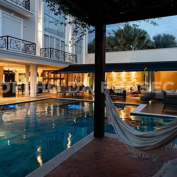 FULLY DECORATED GEM WITH REFINEMENT