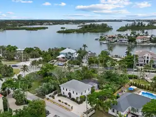 Comfort and Elegance on Bay Island