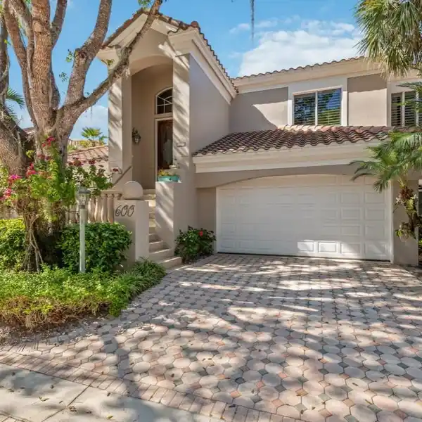 SPACIOUS VILLA LOCATED IN POINTE AT PELICAN BAY