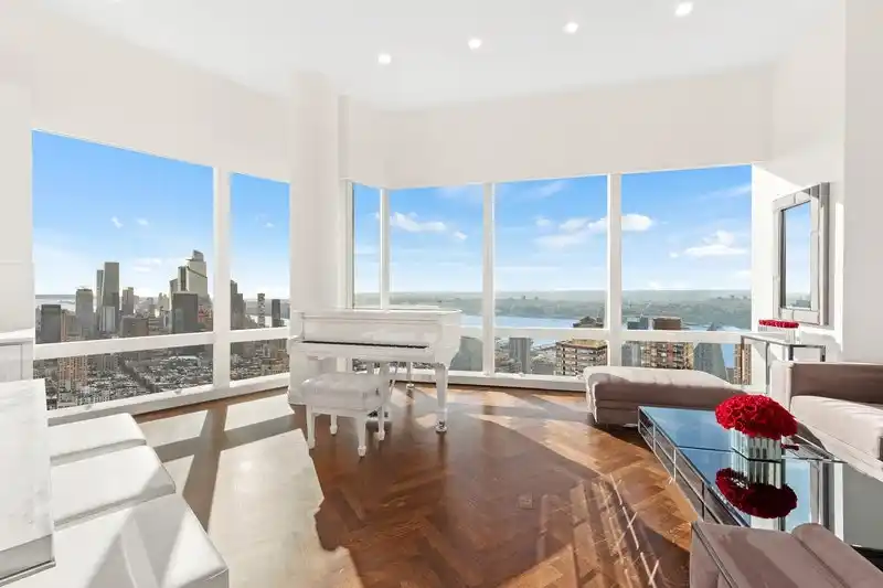 Custom Italian Design and Iconic Views at the Mandarin Oriental