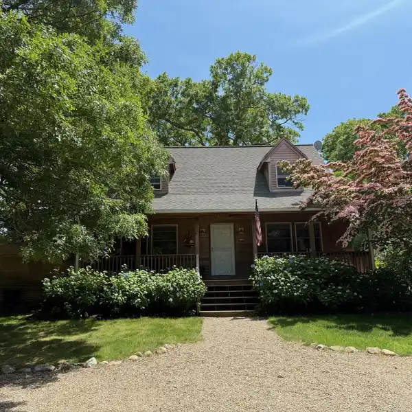 CENTRALLY LOCATED VINEYARD HAVEN HOME