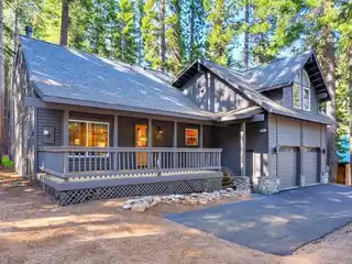 Cozy Tahoe Donner Cabin with Scenic Deck and Charm