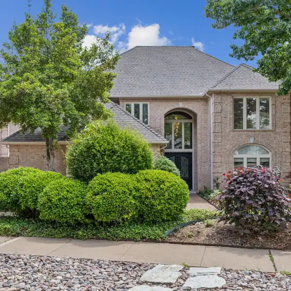 LAKESIDE CUL-DE-SAC LUXURY IN GUARD-GATED OAKDALE