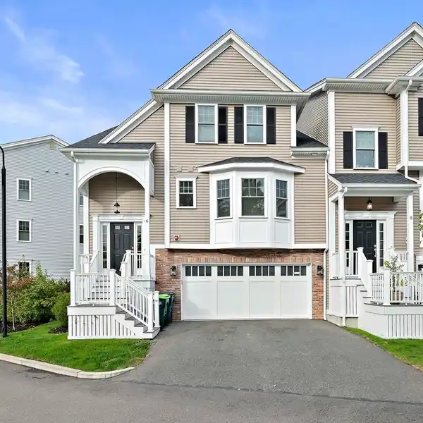 ELEGANT TOWNHOME WITH GOURMET KITCHEN AND SPACIOUS DESIGN