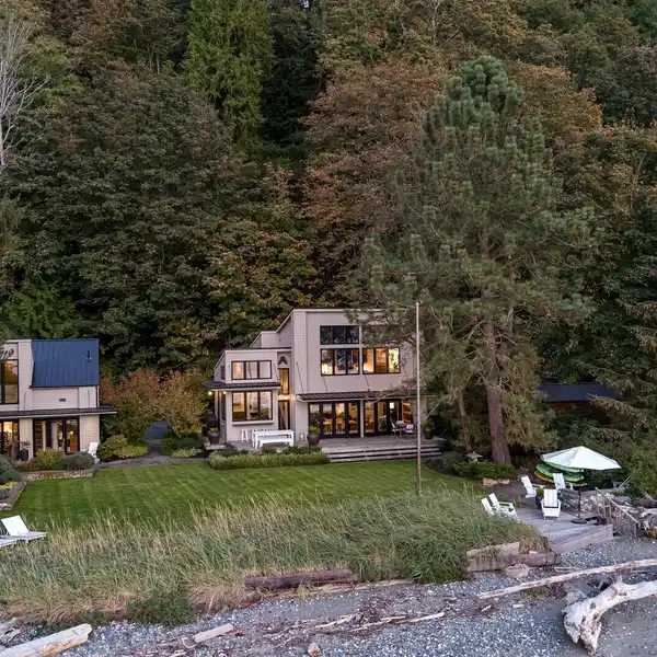 UNPARALLELED WATERFRONT LUXURY AND PRIVACY