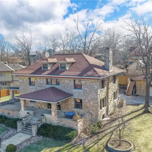 HISTORIC HYDE PARK MASTERPIECE