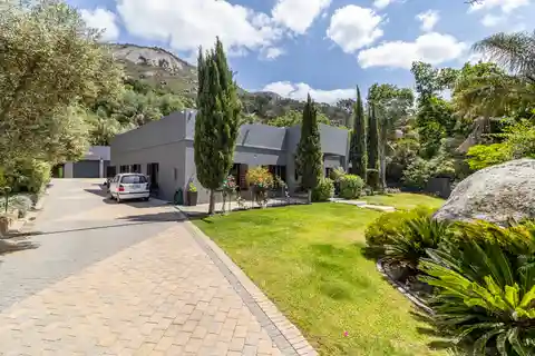 Superb 5 Bedroom Family Home in Hoog En Droog, Paarl