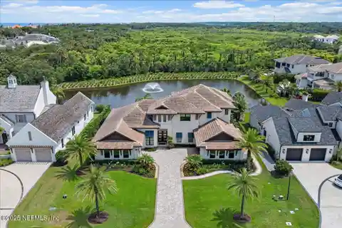 Exceptional Residence in an Exclusive Neighborhood
