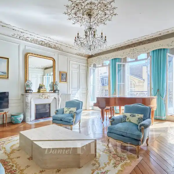 VOLUMINOUS DUAL-ASPECT APARTMENT