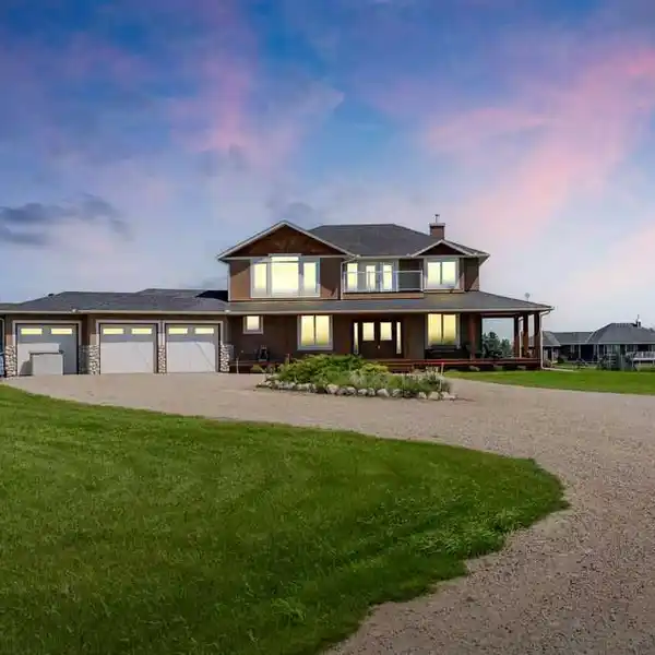 ELEGANT FAMILY HOME NEAR CALGARY POLO CLUB