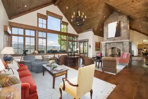 Elegant Mountain Residence with Breathtaking Views