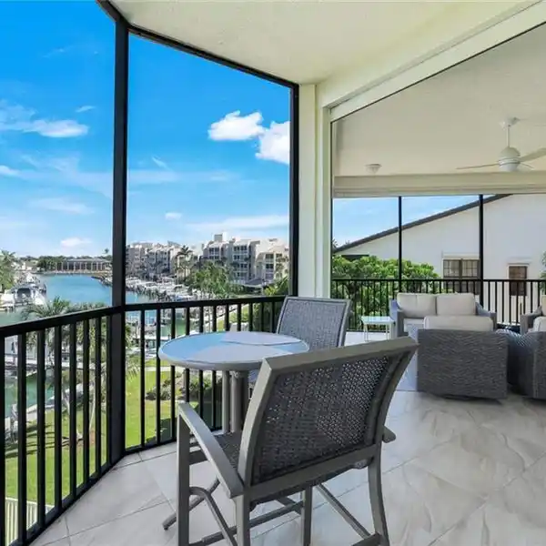 PRIVATE FULL-FLOOR RESIDENCE IN A BOUTIQUE BUILDING