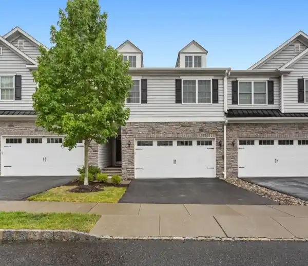 MODERN TOWNHOME WITH FINISHED BASEMENT RETREAT