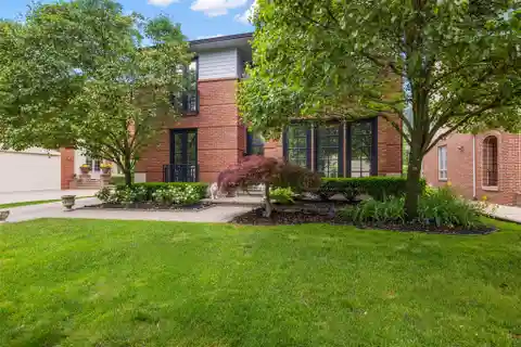 Stylish Living with Courtyard Escape