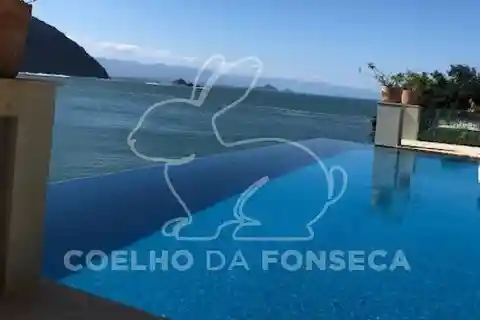 Expansive Property with Amazing Sea View