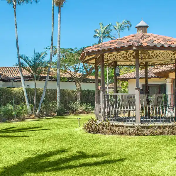 BEAUTIFUL SINGLE-LEVEL LUXURY HOME