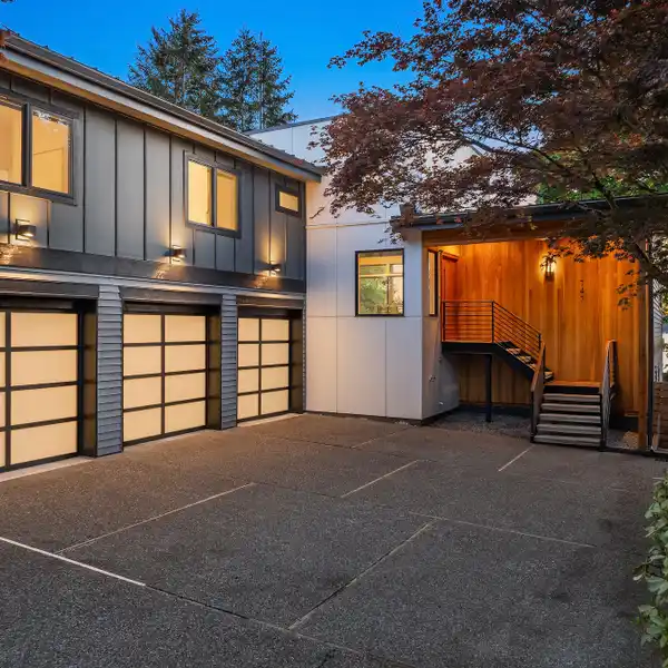 EXCEPTIONAL WEST OF MARKET RESIDENCE