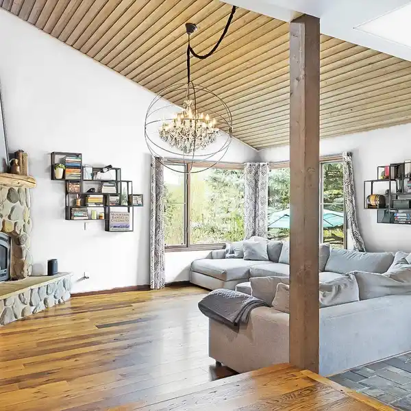 THOUGHTFULLY DESIGNED DUPLEX WITH AN IDEAL PLAN