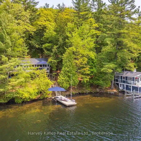 UPDATED COTTAGE RETREAT ON LAKE MUSKOKA