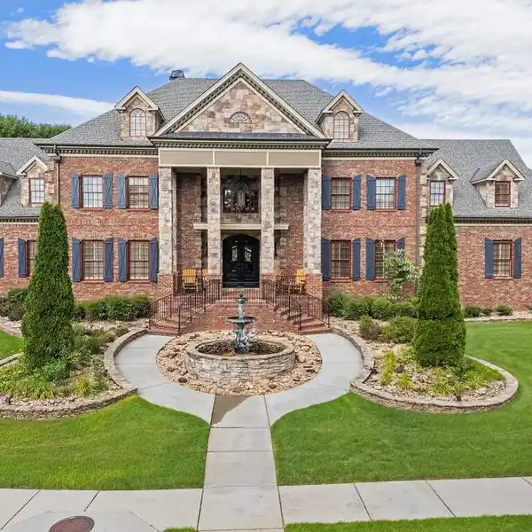 TIMELESS ARCHITECTURE MEETS EXCEPTIONAL CRAFTSMANSHIP