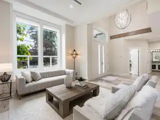 Comfort and Style in a Prime Location