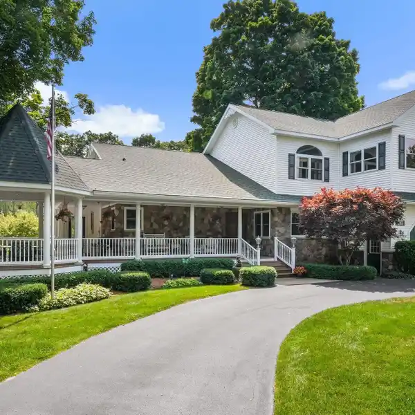 INCREDIBLE FAMILY HOME WITH LAKE ACCESS