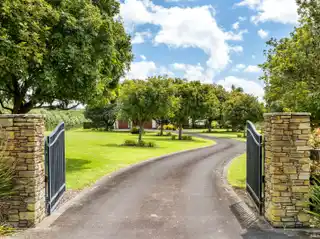 Large and Luxurious Family Living in Karaka