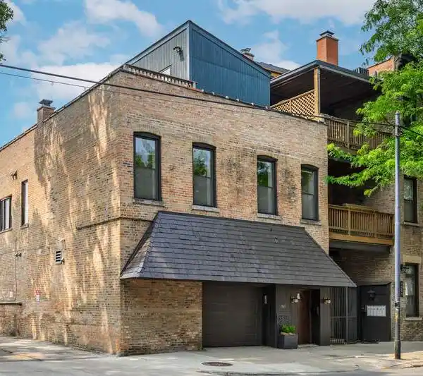 STANDALONE TOWNHOUSE IN THE HEART OF LINCOLN PARK