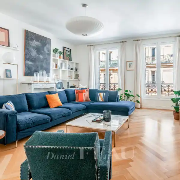 SUNLIT THREE-BEDROOM IN PRESTIGIOUS 19TH-CENTURY BUILDING