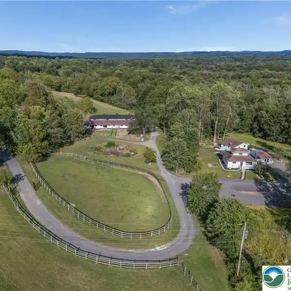MODERN COUNTRY RETREAT WITH PREMIER EQUESTRIAN FACILITIES