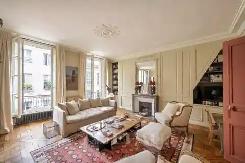 Luxuriously Appointed Dual-aspect Apartment