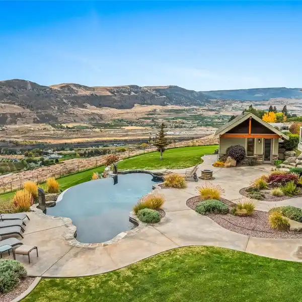 GORGEOUS CUSTOM BUILT HOME OVERLOOKING THE COLUMBIA RIVER