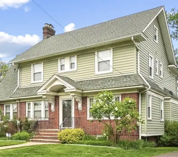BEAUTIFUL TRADITIONAL CENTER HALL COLONIAL HOME
