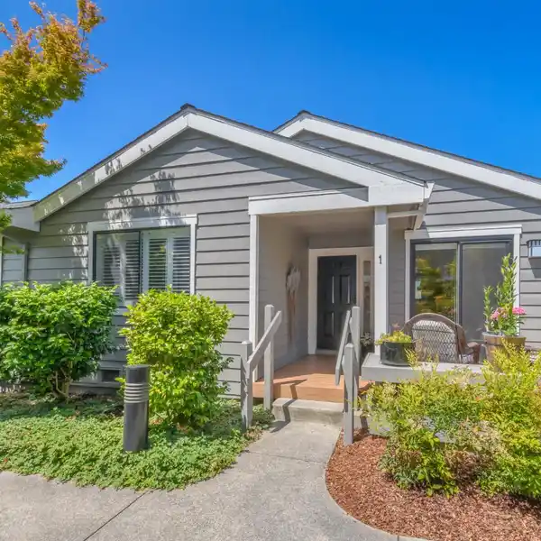BEAUTIFULLY MAINTAINED END UNIT IN COVETED DRAKES VIEW CIRCLE