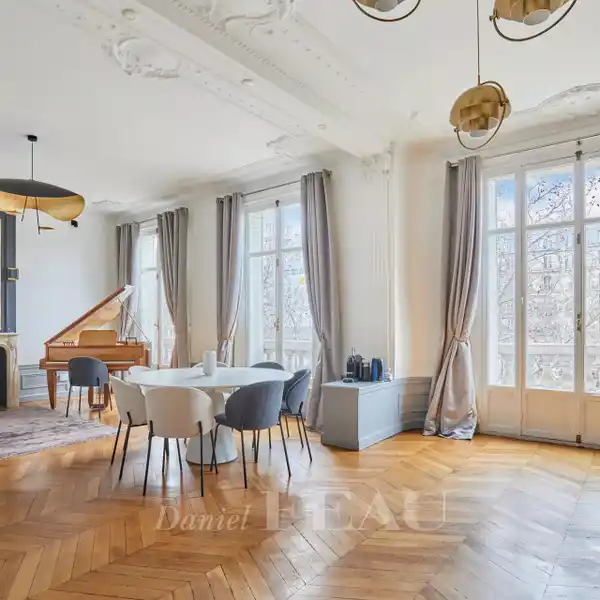 GORGEOUS LIGHT-FILLED THREE BEDROOM PARIS APARTMENT