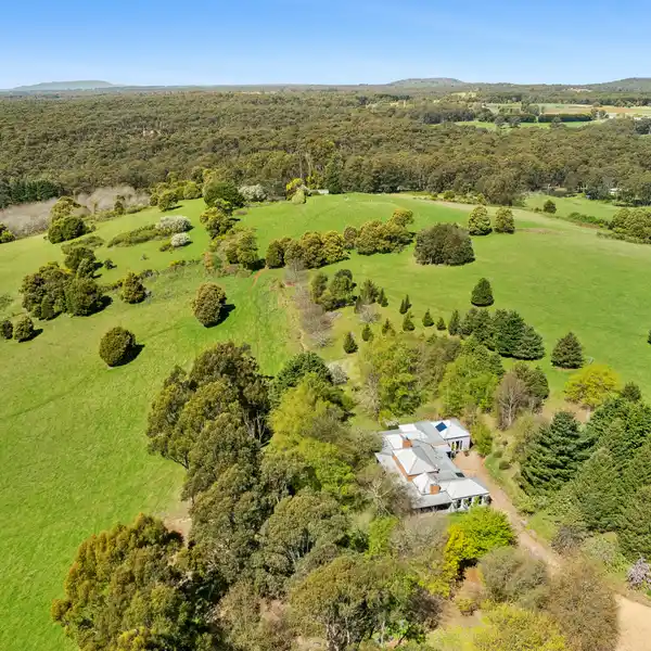 COUNTRY LIVING SET AGAINST A BREATHTAKING BACKDROP